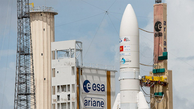 Tên lửa đẩy Ariane 5 mang hai vệ tinh của Việt Nam và Nhật Bản được đưa lên bệ phóng - Ảnh: satnews.com 