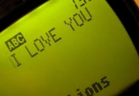  Còn chờ gì nữa mà không thử gửi chàng lời âu yếm “Em yêu anh (Ảnh minh họa). 