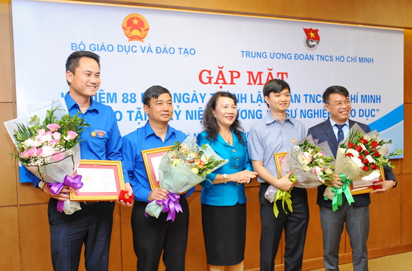 Bốn cán bộ T.Ư Đoàn nhận Kỷ niệm chương 'Vì sự nghiệp giáo dục' ảnh 1