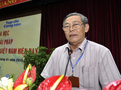 TS Hoàng Văn Lễ, nguyên tổng biên tập Tạp chí Sổ Tay Xây Dựng Đảng (TP.HCM), với tham luận “Xác định đối tượng tham nhũng để đề ra giải pháp đột phá cho chiến lược quốc gia về phòng chống tham nhũng đến năm 2020”. Ảnh: Minh Đức (Tuổi Trẻ) TS Hoàng Văn Lễ, nguyên tổng biên tập Tạp chí Sổ Tay Xây Dựng Đảng (TP.HCM), với tham luận “Xác định đối tượng tham nhũng để đề ra giải pháp đột phá cho chiến lược quốc gia về phòng chống tham nhũng đến năm 2020”