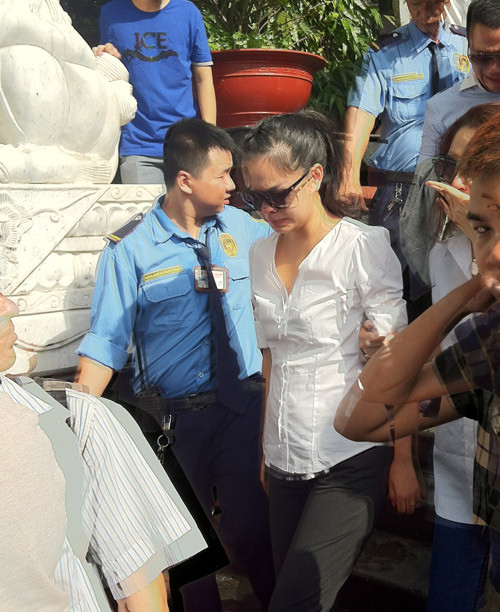 Phạm Quỳnh Anh rơi nước mắt suốt con đường tiễn Wanbi Tuấn Anh đến Bình Hưng Hòa. Nước mắt của nữ ca sĩ lan nhanh qua đám đông người hâm mộ, khiến không khí xúc động bao trùm cả nghĩa trang