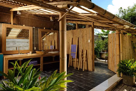 Ông Đặng Hảo lên ý tưởng xây dựng căn nhà kiên cố 100% bằng chất liệu tre tự nhiên từ sau khi ông mua một mảnh đất ở ngoại ô TP.HCM hồi năm 2008. Công trình được hoàn thành sau hai năm xây dựng