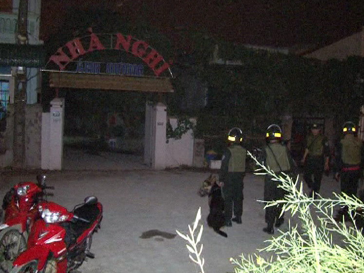 Vụ bắt cóc xảy ra vào khoảng 18h30 ngày 3-3 tại bản Lũng Xá, xã Loóng Luông, Mộc Châu, Sơn La). Nạn nhân là cháu Sồng Thị Giang (6 tuổi) con anh Sồng A Dế