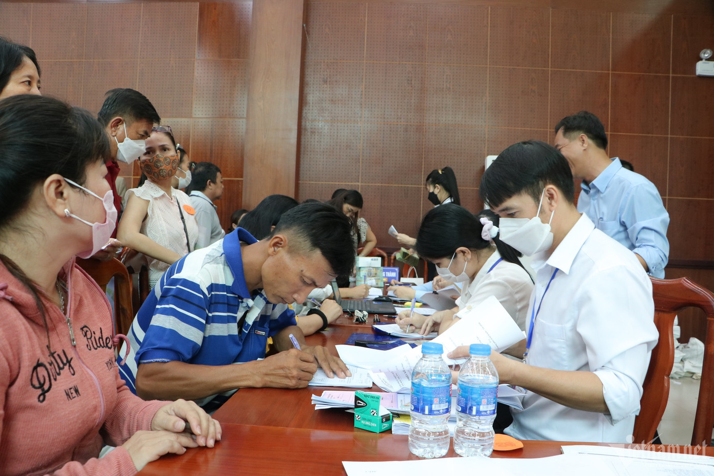 Người dân làm thủ tục nhận tiền bồi thường một dự án ở huyện Long Thành (Đồng Nai). Ảnh: H.A Người dân làm thủ tục nhận tiền bồi thường một dự án ở huyện Long Thành (Đồng Nai). Ảnh: H.A