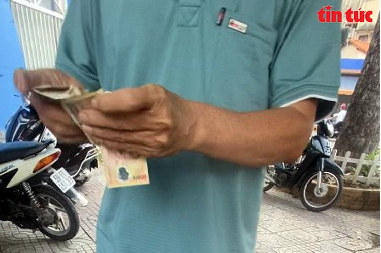 Mỗi phụ huynh khi vào gửi xe để đón con đều bị thu 3.000 đồng.