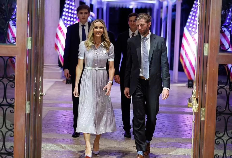 Cậu út nhà Trump tiến vào hội trường cùng anh trai Eric Trump, chị dâu Lara và anh rể Jared Kushne, chồng của Ivanka Trump. Mới 16 tuổi, Barron sở hữu chiều cao vượt trội. Qua ảnh chụp có thể thấy thiếu niên sinh năm 2006 bỏ xa các anh chị. Trong khi đó, Eric và Jared đều là những người có chiều cao &quot;khủng&quot;, lần lượt là 1,95 m và 1,91 m. Ảnh: Reuters.
