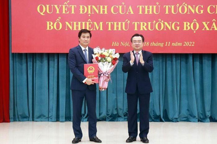 Bộ trưởng Bộ Xây dựng Nguyễn Thanh Nghị trao Quyết định bổ nhiệm Thứ trưởng Bộ Xây dựng cho đồng chí Nguyễn Tường Văn. Ảnh: BQN Bộ trưởng Bộ Xây dựng Nguyễn Thanh Nghị trao Quyết định bổ nhiệm Thứ trưởng Bộ Xây dựng cho đồng chí Nguyễn Tường Văn. Ảnh: BQN