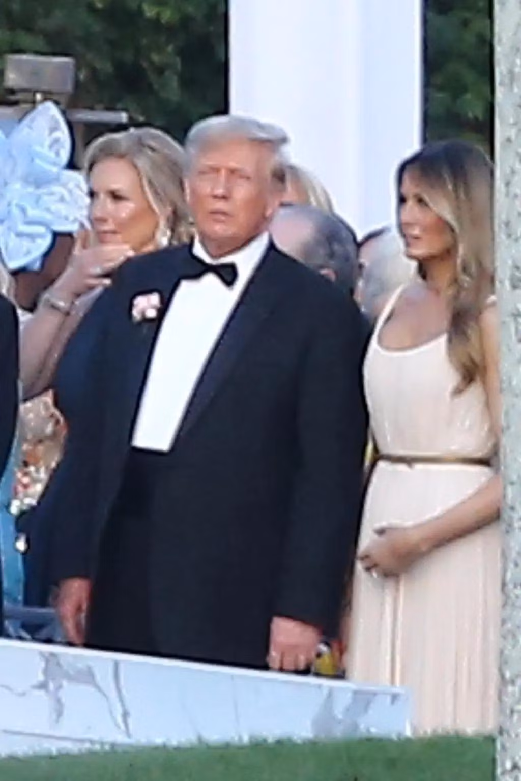 Cựu Đệ nhất phu nhân Mỹ Melania Trump diện trang phục thanh lịch đứng cạnh chồng chứng kiến một trong những thời khắc quan trọng nhất đời của Tiffany. Ảnh: BackGrid.