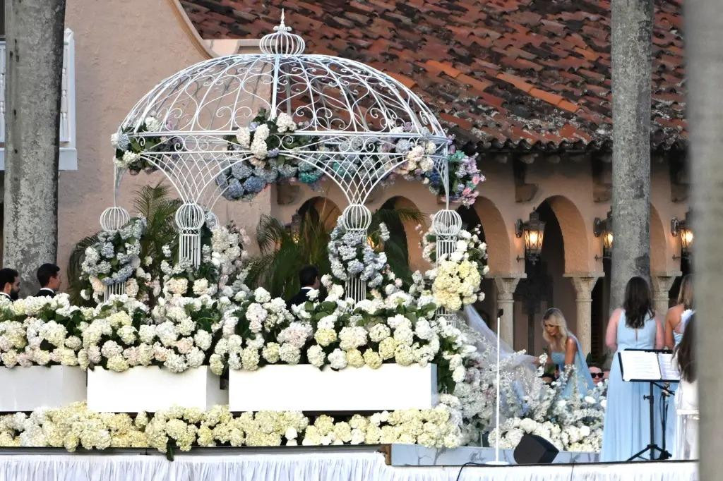 Vọng lâu, nơi cô dâu - chú rể nói lời thề nguyện, được trang trí bằng hoa tươi, tạo ra khung cảnh lãng mạn như trong truyện cổ tích. Ảnh: NY Post.