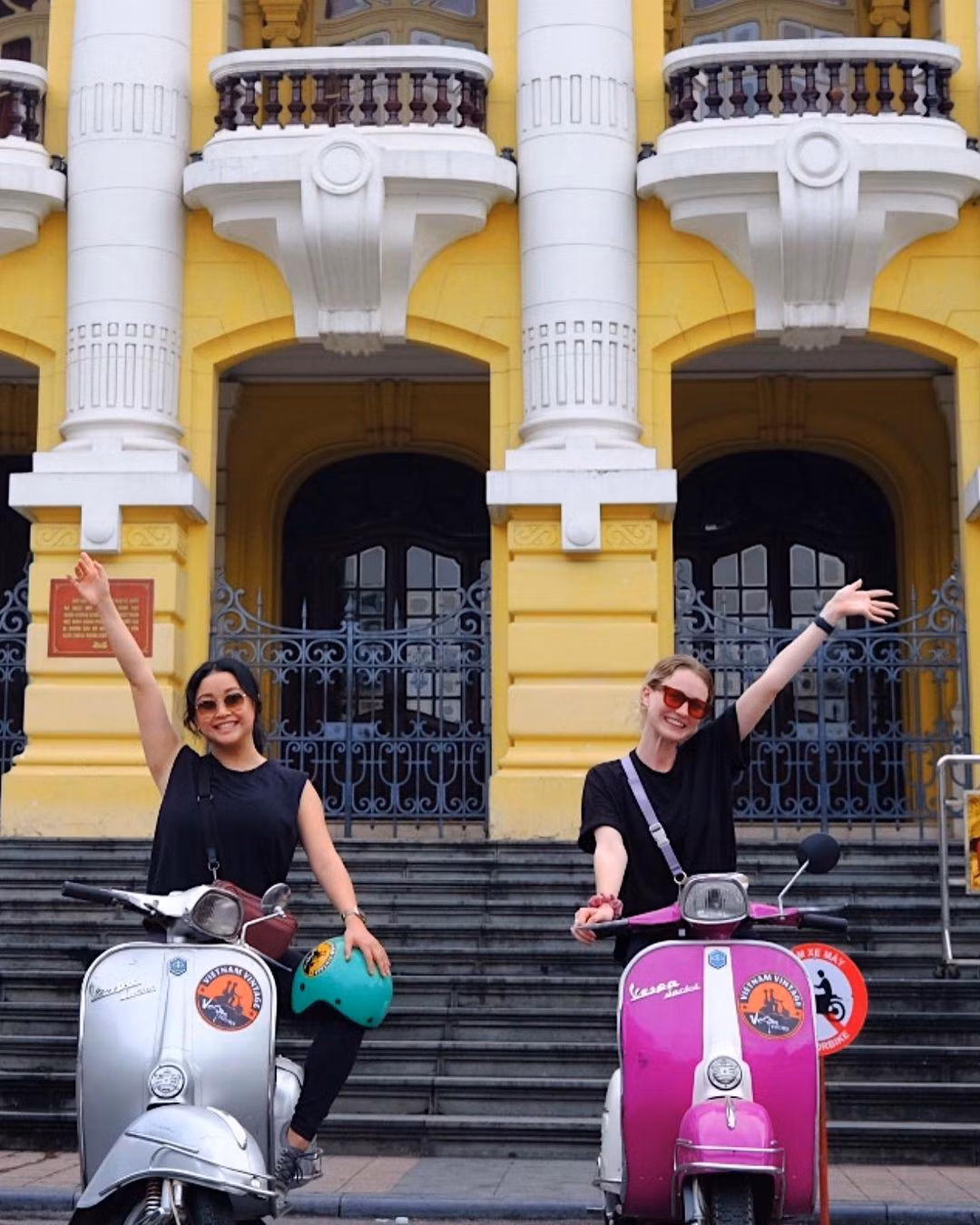 Lana Condor đăng ảnh check-in trước Nhà hát Lớn Hà Nội. Ảnh: Instagram.
