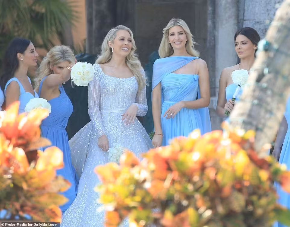 Theo Daily Mail, Ivanka là một trong những phù dâu của em gái. Trước khi hôn lễ bắt đầu, chị em nhà Trump cùng những phù dâu khác được nhìn thấy chụp ảnh và cười đùa vui vẻ. Ivanka còn giúp Tiffany nâng váy khi tiến vào lễ đường. Ảnh: Daily Mail.