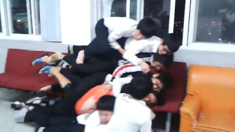 Học sinh Hàn Quốc đua nhau chơi Trò chơi Itaewon - bắt chước thảm kịch Itaewon. Ảnh: Blog.naver.com.