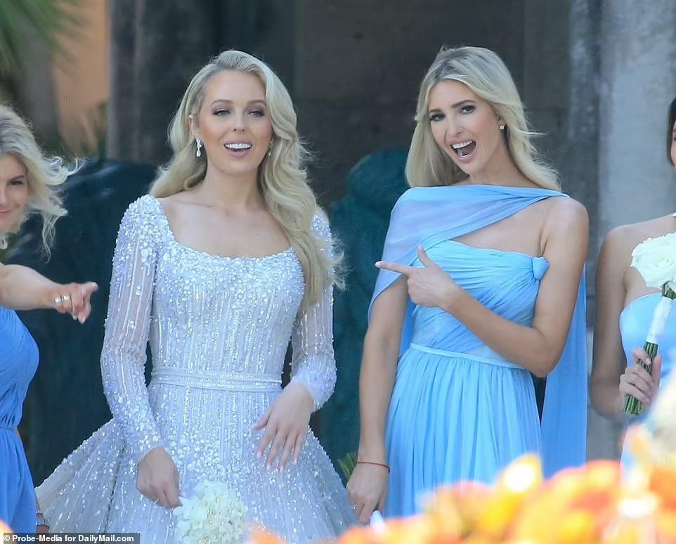 Ngày 12/11, Ivanka Trump cùng gia đình có mặt tại khu nghỉ dưỡng cao cấp Mar-a-Lago ở Palm Beach, Florida, Mỹ, để dự đám cưới của em gái út, Tiffany Trump, với người thừa kế tập đoàn tỷ USD đến từ Nigeria Michael Boulos. Ảnh: Daily Mail.