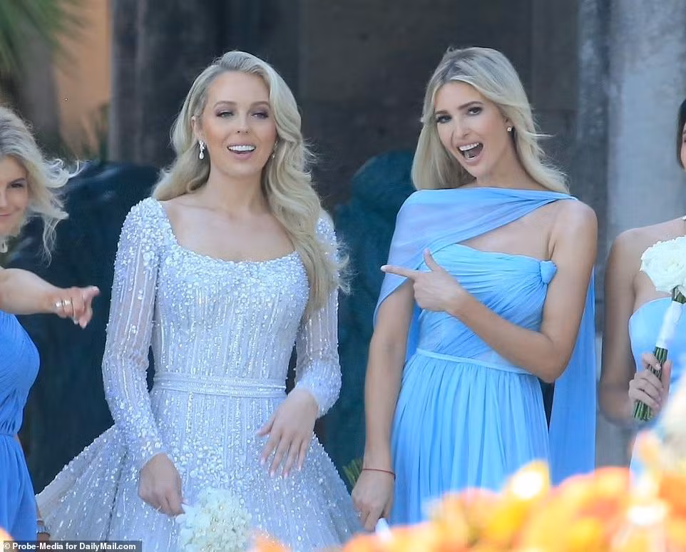 Ngày 12/11, Ivanka Trump cùng gia đình có mặt tại khu nghỉ dưỡng cao cấp Mar-a-Lago ở Palm Beach, Florida, Mỹ, để dự đám cưới của em gái út, Tiffany Trump, với người thừa kế tập đoàn tỷ USD đến từ Nigeria Michael Boulos. Ảnh: Daily Mail.