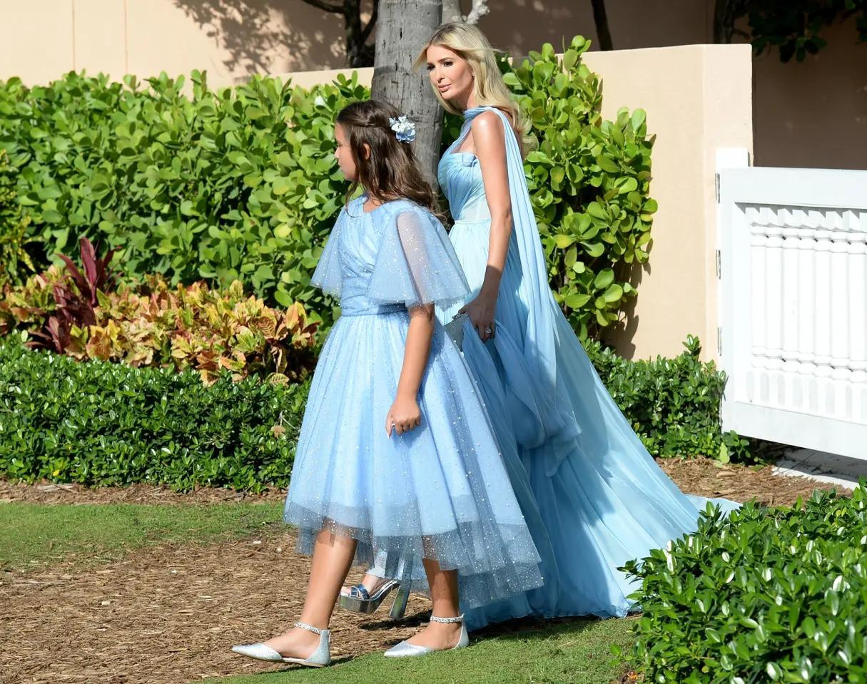 Con gái đầu lòng của Ivanka, Arabella Kushner (11 tuổi), cũng mặc chiếc váy màu xanh "ton-sur-ton" với mẹ. Ảnh: NY Post.