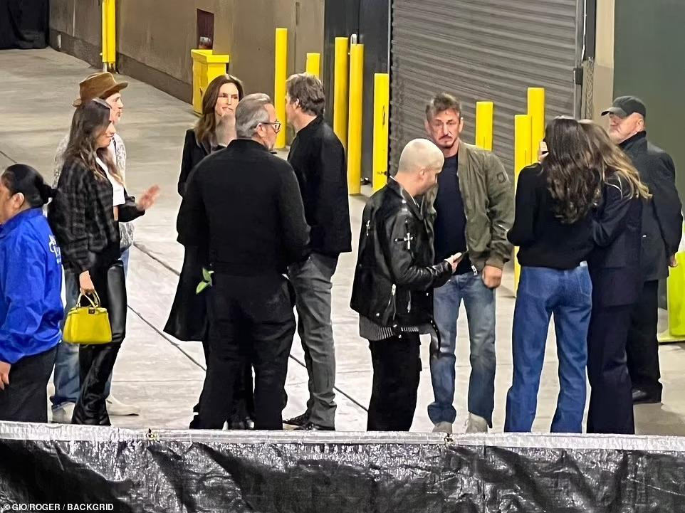 Ngày 16/11, Daily Mail tung loạt ảnh độc quyền về nghi vấn hẹn hò mới của Brad Pitt. Theo đó, tài tử sinh năm 1963 tham dự buổi hòa nhạc của nghệ sĩ Ireland Bono tại Nhà hát Orpheum ở Los Angeles (Mỹ) với những người bạn hạng A như Cindy Crawford và chồng Rande Gerber, Sean Penn, Vivi Nevo... vào tối 13/11. Ảnh: Back Gird.