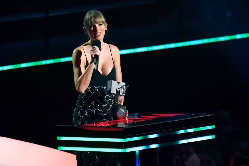 Taylor thắng lớn tại MTV EMA 2022 với 4 giải thưởng, bao gồm Nghệ sĩ xuất sắc nhất, Video hay nhất, Sản phẩm nhạc pop hay nhất và Video dài hay nhất cho All Too Well (10 Minute Version), (Taylor's Version). Ảnh: PA Wire.