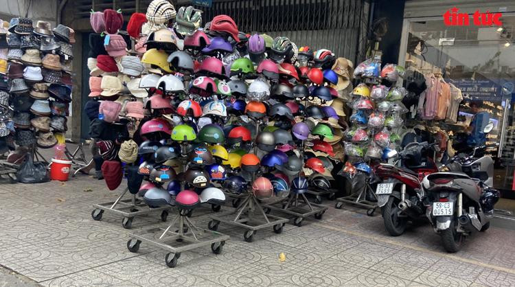 Vỉa hè trên đường Nguyễn Trãi (Quận 5) bị chiếm dụng kinh doanh, buôn bán.