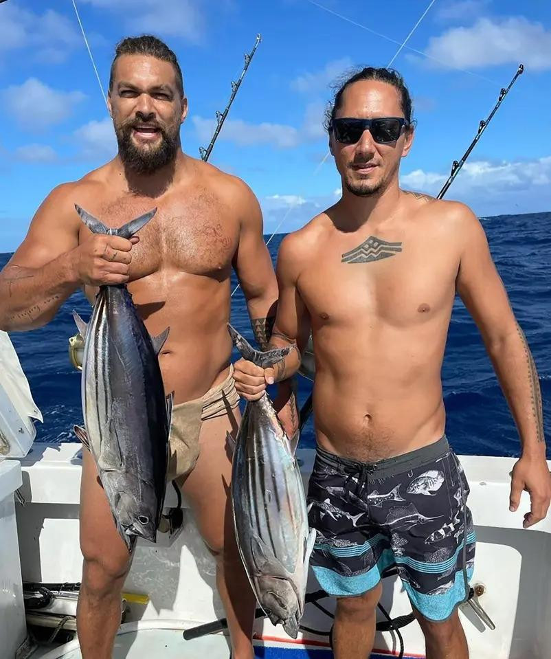 Momoa mặc khố câu cá vào tháng 10. Ảnh: Instagram. Momoa mặc khố câu cá vào tháng 10. Ảnh: Instagram.
