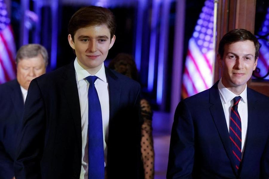 Tối 15/11, Barron Trump gây bất ngờ khi xuất hiện tại sự kiện ông Donald Trump tuyên bố khởi động chiến dịch tái tranh cử Tổng thống Mỹ năm 2024 diễn ra tại khu nghỉ dưỡng Mar-a-Lago ở Palm Beach, Florida, địa điểm tổ chức hôn lễ của Tiffany Trump ba ngày trước đó. Ảnh: Reuters.