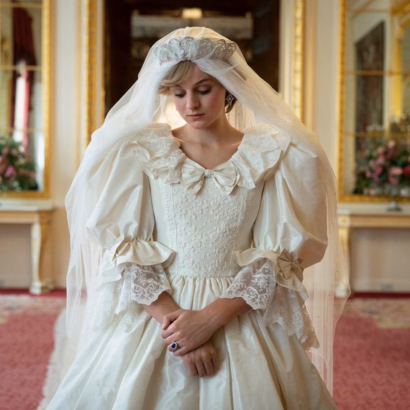 Emma Corrin được khen là giống bản gốc nhất. Ảnh: The Crown.