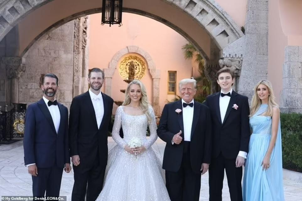 Sau buổi lễ, ông Trump chụp ảnh với đông đủ các con, gồm Eric, Don Jr., Tiffany, Barron và Ivanka (từ trái sang phải). Ảnh: Denis Leon &amp; Co.