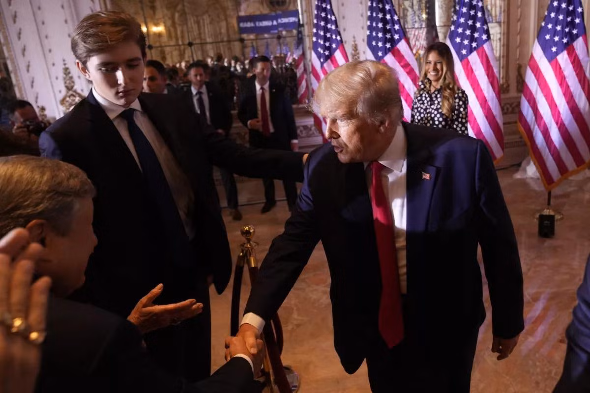 Barron hộ tống cha khi ông Trump tiếp xúc với khách mời. Khoác lên mình Âu phục, Barron trông bảnh bao, chững chạc hơn nhiều so với tuổi thật. Ảnh: Reuters.
