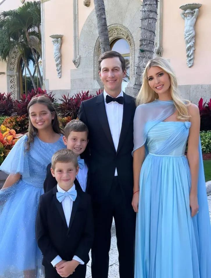 Ivanka cùng chồng Jared Kushner và các con Arabella (11 tuổi), Joseph Frederick (9 tuổi) và Theodore James (6 tuổi) chụp ảnh kỷ niệm trước khi hôn lễ bắt đầu. Ảnh: Instagram.