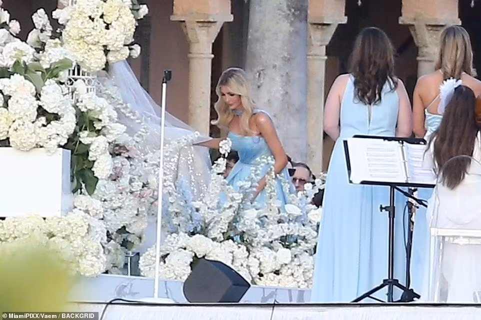 Chị gái cùng cha khác mẹ của Tiffany, Ivanka Trump, giúp em út xách váy trong ngày cưới. Ảnh: BackGrid.