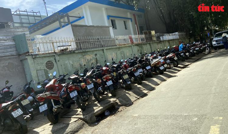 Đường Đặng Thái Thân bên hông Bệnh viện Đại học Y Dược (Phường 11, Quận 5) bị chiếm dụng để giữ xe máy.