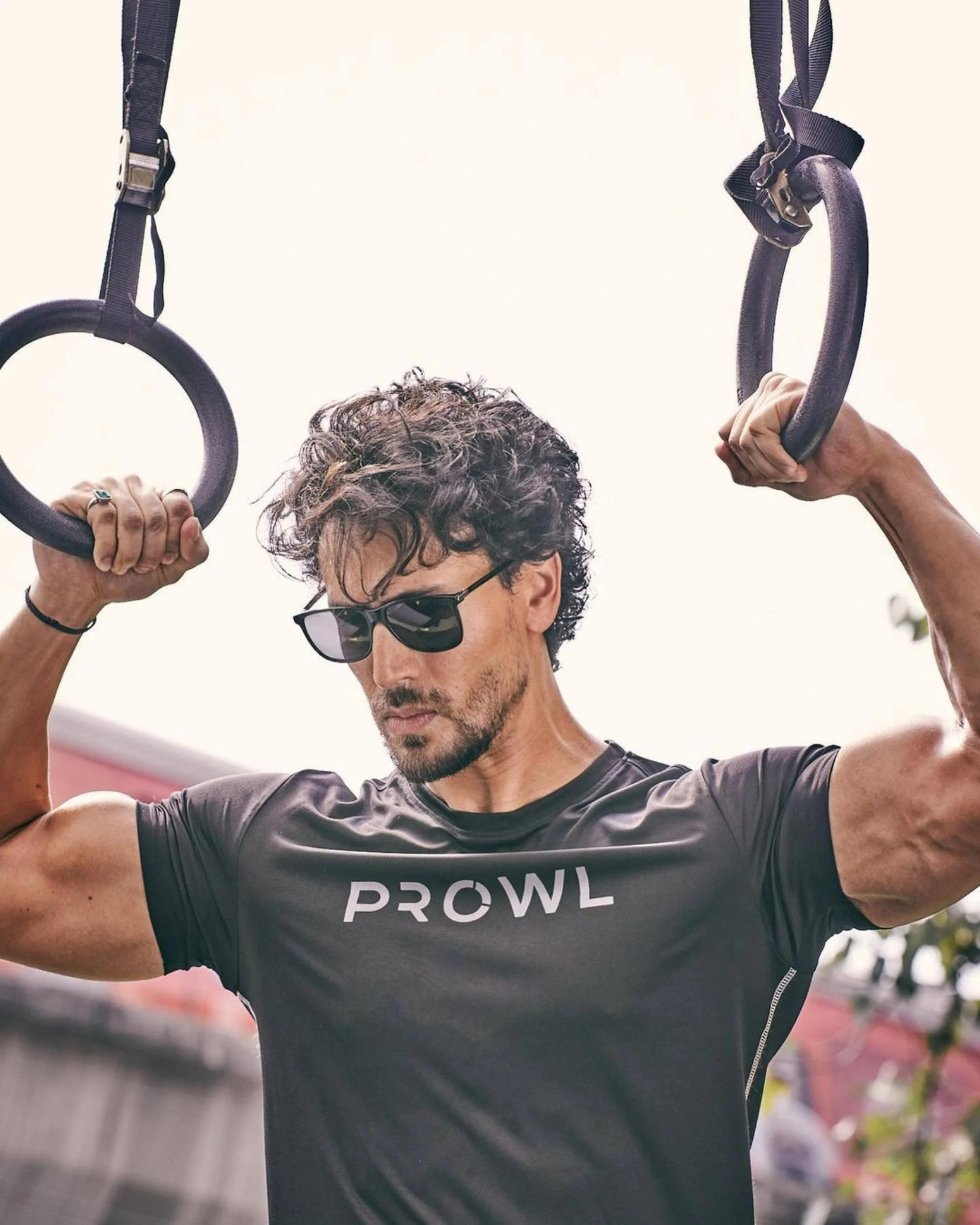 Tiger Shroff phải giảm cát-xê xuống một nửa. Ảnh: Instagram.