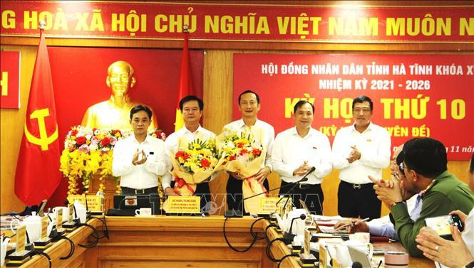 Tân Phó Chủ tịch UBND tỉnh Trần Báu Hà (thứ 2, từ trái qua) nhận hoa chúc mừng của lãnh đạo tỉnh Hà Tĩnh. Ảnh: TTXVN.
