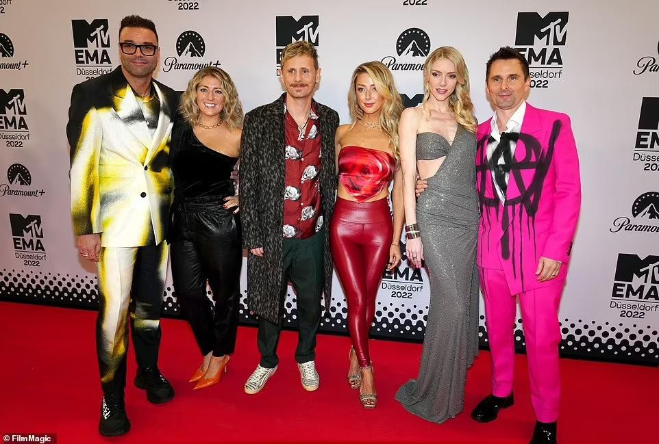 Các nghệ sĩ âm nhạc (từ trái qua phải) Chris Wolstenholme, Caris Ball, Dominic Howard, khách mời chưa rõ tên, Elle Evans và Matt Bellamy. Ảnh: Film Magic.