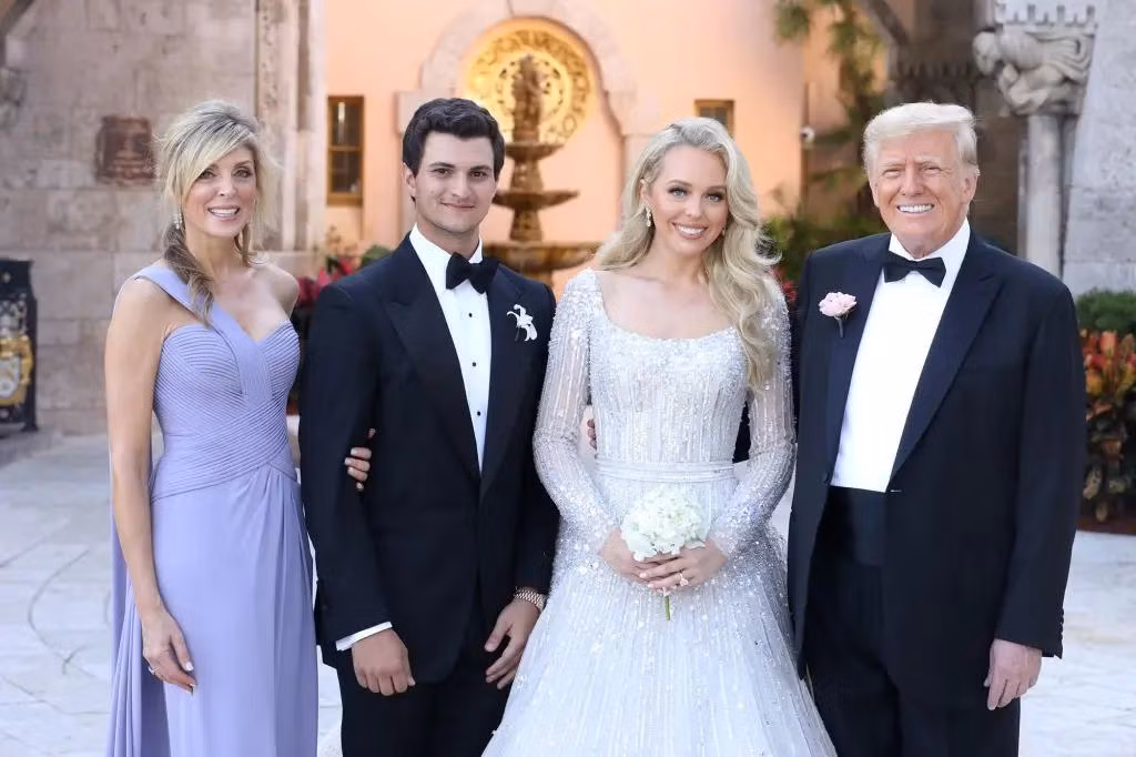 Ông Trump tái ngộ vợ cũ, bà Marla Maples, trong bức ảnh chụp chung với cô dâu - chú rể. Maples là vợ thứ hai của Tổng thống Mỹ Donald Trump. Cuộc hôn nhân của họ kéo dài từ năm 1993-1999. Ảnh: Denis Leon &amp; Co.