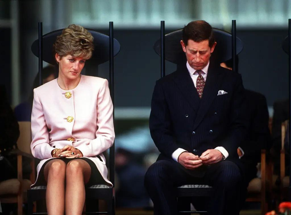Vua Charles và Công nương Diana trông chán chường ở Toronto, Canada, vào tháng 10/1991. Ảnh: Getty Images. Vua Charles và Công nương Diana trông chán chường ở Toronto, Canada, vào tháng 10/1991. Ảnh: Getty Images.