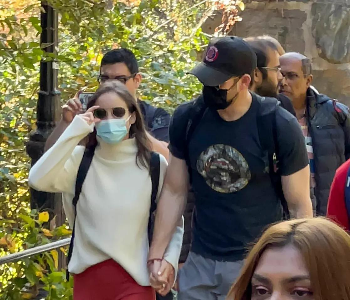 Chris Evans và Alba Baptista bị bắt gặp tay trong tay. Ảnh: SplashNews.com.