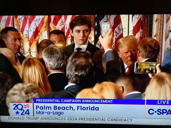 Màn lộ diện hiếm hoi của Barron nhanh chóng trở thành chủ đề nóng trên Twitter. Bức ảnh chụp Barron nổi bật giữa đám đông được chia sẻ rầm rộ. &quot;Barron là người cao nhất trong phòng! Cậu ấy vượt trội hơn tất cả mọi người&quot;, một bài đăng viết. Ảnh: Twitter.