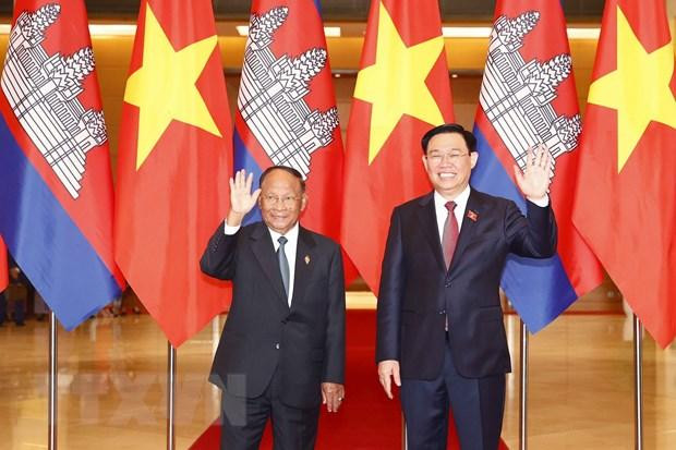 Chủ tịch Quốc hội Vương Đình Huệ và Chủ tịch Quốc hội Vương quốc Campuchia Samdech Heng Samrin chụp ảnh chung ngày 12/9/2022. (Ảnh: Doãn Tấn/TTXVN)