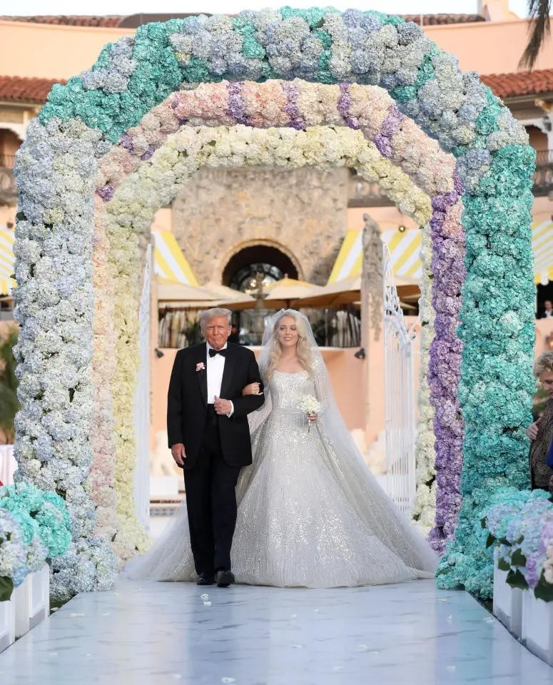 Ngày 12/11, Tiffany Trump và Michael Boulos tổ chức hôn lễ tại khu nghỉ dưỡng sang trọng Mar-a-Lago ở Palm Beach, Florida. Lối vào lễ đường được trang trí bằng những cổng vòm phủ kín hoa xanh, trắng, tím và hồng. Ảnh: Denis Leon &amp; Co.