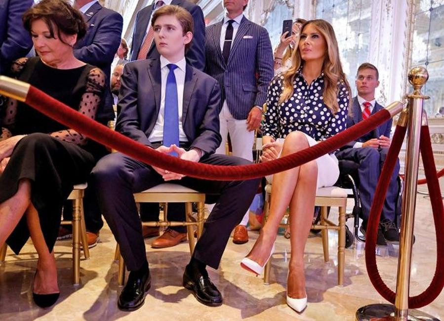 Theo Mercury News, bà Melania không muốn con trai vị thành niên lộ diện quá nhiều trước truyền thông vì không muốn Barron trở thành đối tượng bị soi mói và công kích trên mạng xã hội. Trong quá khứ, cựu Đệ nhất phu nhân Mỹ không ít lần lên tiếng chỉ trích loạt nhân vật của công chúng, có ảnh hưởng trên mạng xã hội đã đưa ra những bình luận và trò đùa cợt nhả về con trai. Ảnh: Reuters.