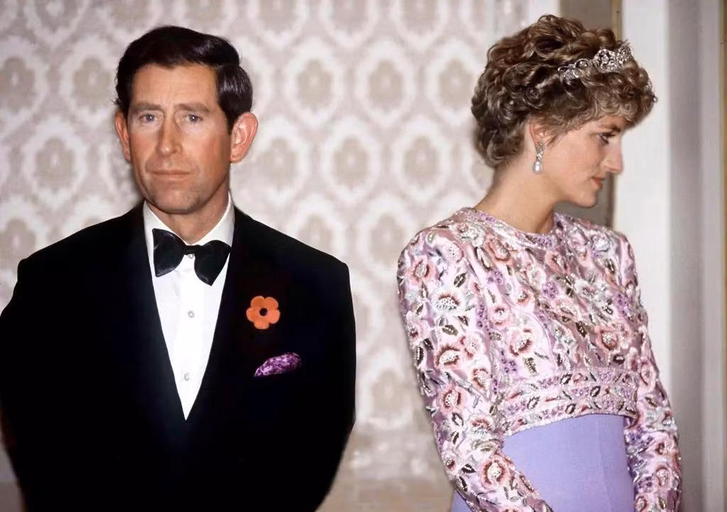 Trợ lý cũ tố cáo những thân cận của Thái tử Charles lan truyền tin đồn Công nương Diana bị bệnh tâm thần. Ảnh chụp trong chuyến thăm Hàn Quốc năm 1992. Ảnh: Library via Get.