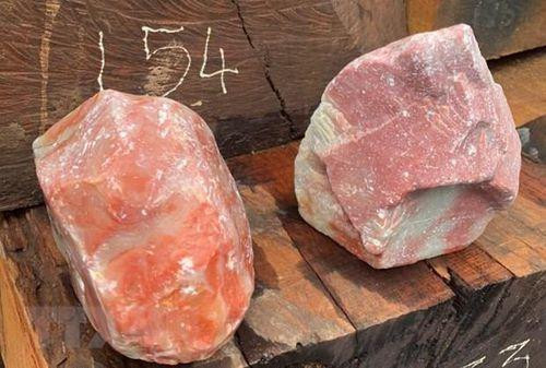 Gần 11.000 kg đá phấn không có tờ khai nhập khẩu hàng hóa bị phát hiện trong các xe container. Gần 11.000 kg đá phấn không có tờ khai nhập khẩu hàng hóa bị phát hiện trong các xe container.