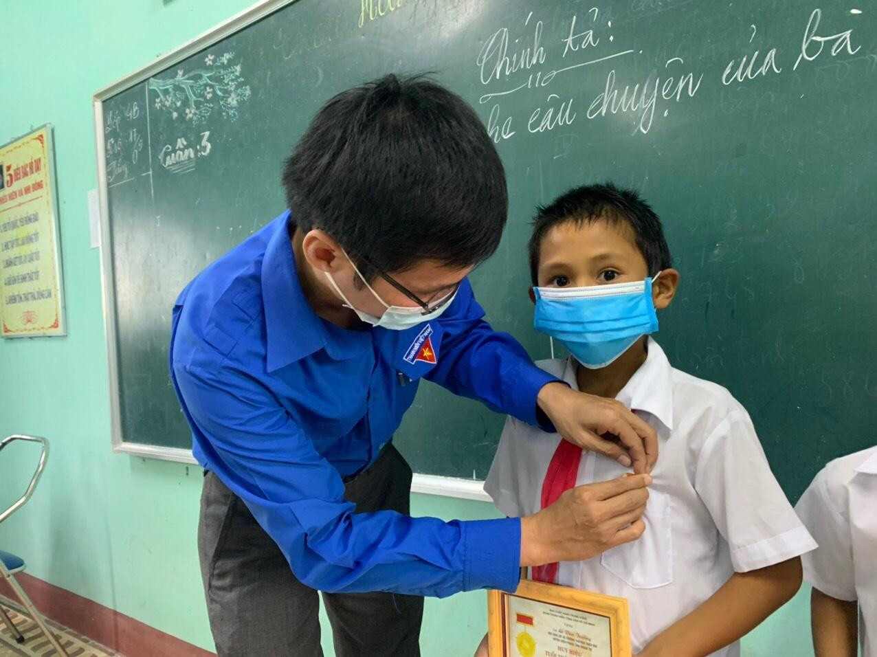 Anh Nguyễn Trịnh Điển - Bí thư Huyện Đoàn Triệu Phong, đại diện Tỉnh Đoàn Quảng Trị trao huy hiệu "Tuổi trẻ dũng cảm" cho em Lê Văn Trường - học sinh lớp 4B, Trường TH&THCS Triệu Vân. Anh Nguyễn Trịnh Điển - Bí thư Huyện Đoàn Triệu Phong, đại diện Tỉnh Đoàn Quảng Trị trao huy hiệu "Tuổi trẻ dũng cảm" cho em Lê Văn Trường - học sinh lớp 4B, Trường TH&THCS Triệu Vân.