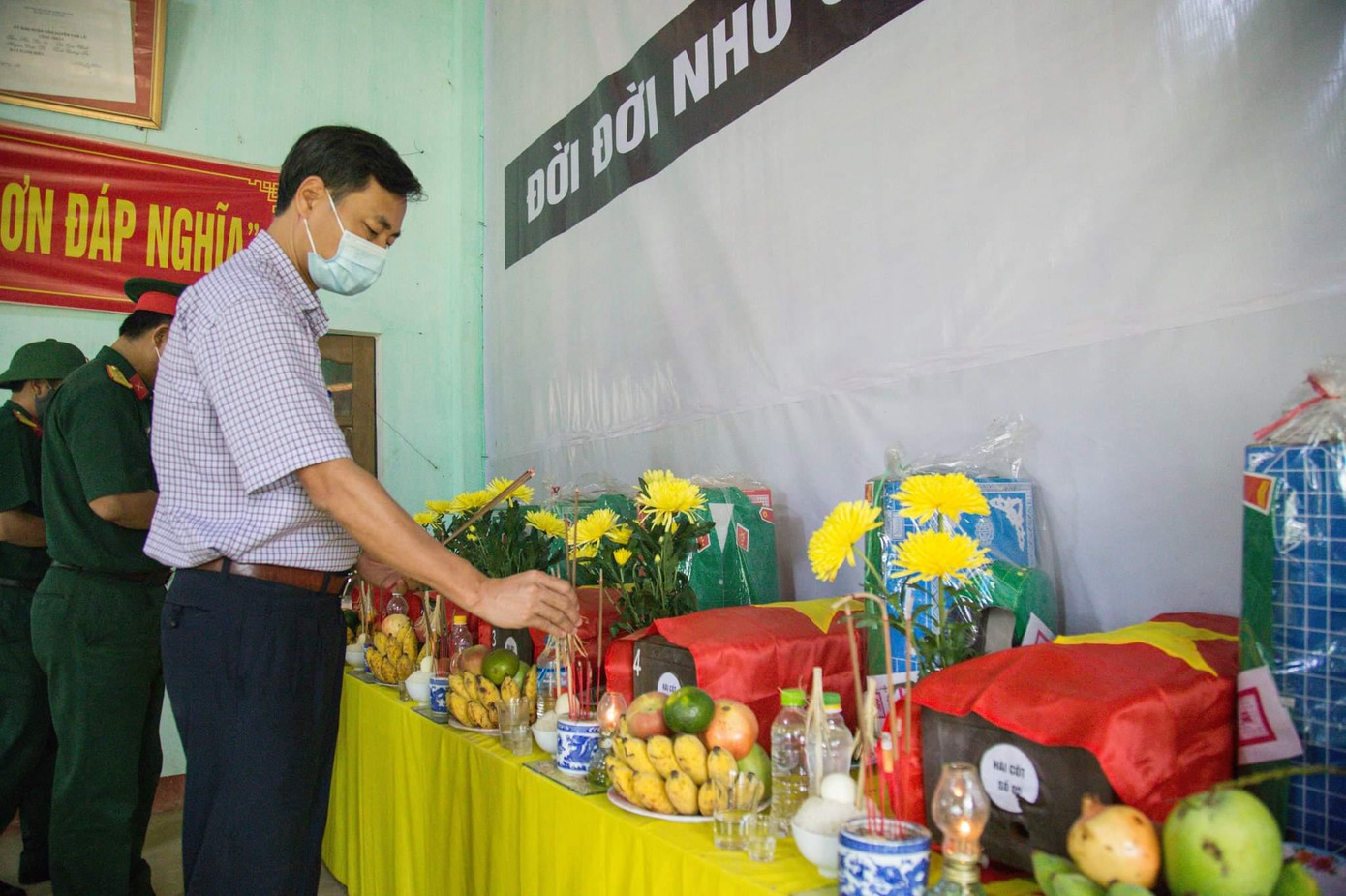 Thắp hương viếng các hài cốt liệt sĩ được tìm thấy ở chiến khu xưa Cùa. Thắp hương viếng các hài cốt liệt sĩ được tìm thấy ở chiến khu xưa Cùa.