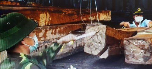 Lực lượng chức năng kiểm đếm, xác định khối lượng gỗ lớn mất nhiều thời gian. Lực lượng chức năng kiểm đếm, xác định khối lượng gỗ lớn mất nhiều thời gian.