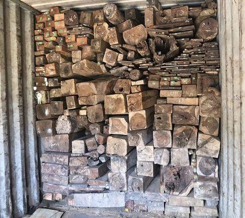 Các đối tượng đã lợi dụng số lượng hàng nhiều, quy cách không đồng nhất để trà trộn, giữa hàng bị cấm và hàng được phép xuất, nhập cảnh. Các đối tượng đã lợi dụng số lượng hàng nhiều, quy cách không đồng nhất để trà trộn, giữa hàng bị cấm và hàng được phép xuất, nhập cảnh.