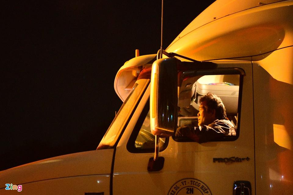 Những ngày kẹt lại cửa khẩu, ông Tiếp ăn cơm hộp rồi mua nước đóng chai để dùng. Chạy xe hàng từ những năm 1990, người đàn ông nhiều kinh nghiệm cũng không còn lạ lẫm với những cảnh ùn tắc hàng hóa. Sự mệt mỏi vẫn hiện rõ trên gương mặt tài xế khi những ngày qua ông vẫn phải thức tới đêm muộn để nhích xe vào bãi.