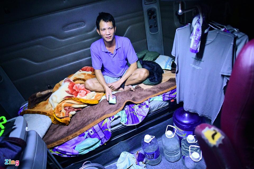 Cứ vừa nhích xe được khoảng 2-3 m, anh Hải lại lùi về chiếc giường nhỏ phía sau ghế lái để ngồi nghỉ. Hai tuần qua, khu vực chưa đầy 2 m2 trở thành nơi sinh hoạt, nghỉ ngơi của anh.