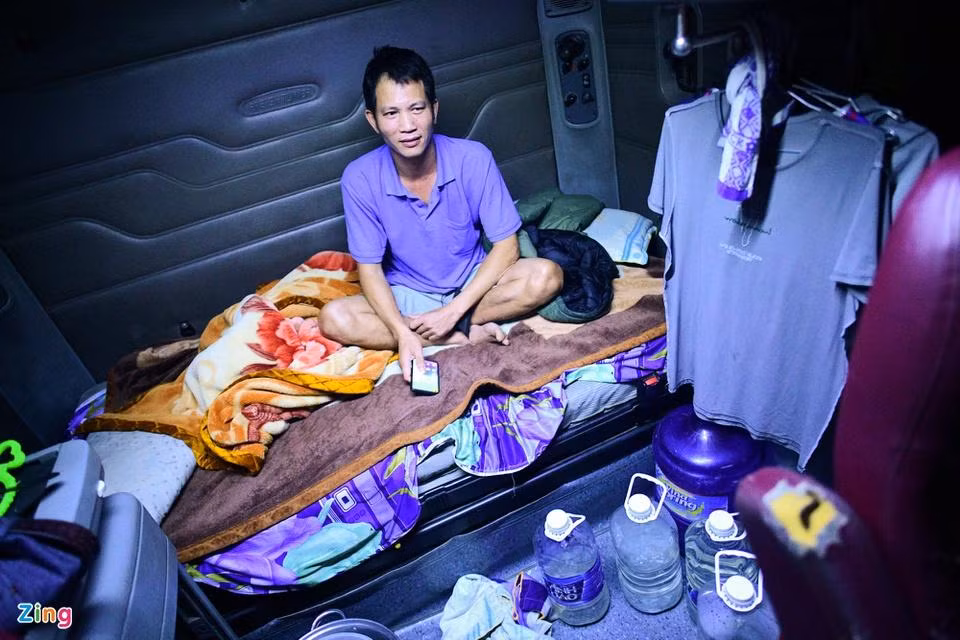 Cứ vừa nhích xe được khoảng 2-3 m, anh Hải lại lùi về chiếc giường nhỏ phía sau ghế lái để ngồi nghỉ. Hai tuần qua, khu vực chưa đầy 2 m2 trở thành nơi sinh hoạt, nghỉ ngơi của anh. Cứ vừa nhích xe được khoảng 2-3 m, anh Hải lại lùi về chiếc giường nhỏ phía sau ghế lái để ngồi nghỉ. Hai tuần qua, khu vực chưa đầy 2 m2 trở thành nơi sinh hoạt, nghỉ ngơi của anh.