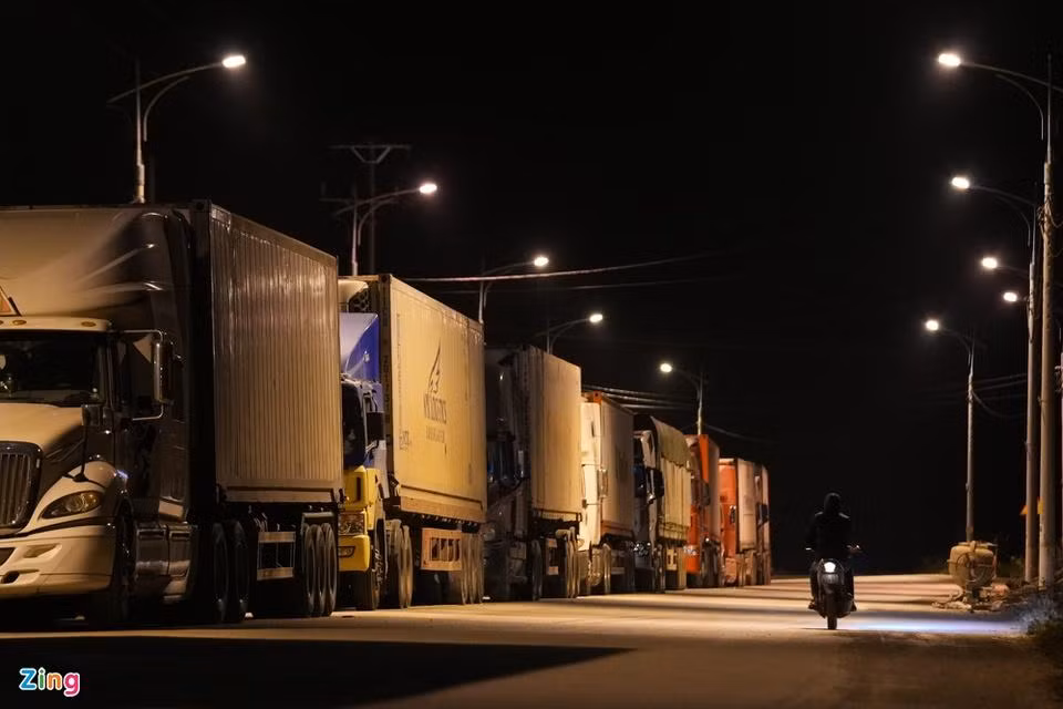 Nửa tháng nay, các cửa khẩu tại Lạng Sơn xảy ra tình trạng ùn ứ bởi hàng nghìn container không thể xuất hàng. Theo Ban quản lý Khu kinh tế cửa khẩu Đồng Đăng, nguyên nhân chính dẫn đến tình trạng này là Trung Quốc tăng cường kiểm soát dịch Covid-19 và lỗi hệ thống mạng. Nửa tháng nay, các cửa khẩu tại Lạng Sơn xảy ra tình trạng ùn ứ bởi hàng nghìn container không thể xuất hàng. Theo Ban quản lý Khu kinh tế cửa khẩu Đồng Đăng, nguyên nhân chính dẫn đến tình trạng này là Trung Quốc tăng cường kiểm soát dịch Covid-19 và lỗi hệ thống mạng.